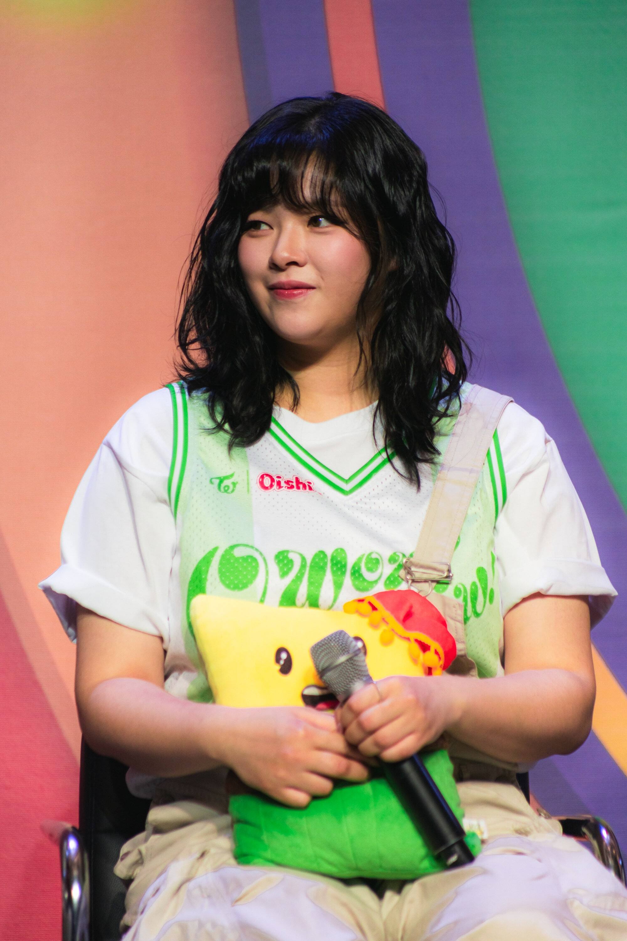 Jeongyeon holding the Miggos Plushie